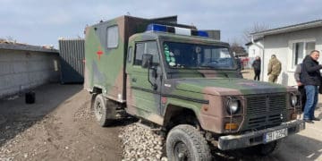 Волонтери «Української команди» з Тернопільщини передали на фронт санітарний автомобіль (відео)