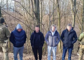 Ухилянти на кордоні: одні втікають горами, інші у водолазках форсують ріки