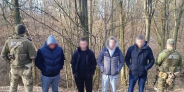 Ухилянти на кордоні: одні втікають горами, інші у водолазках форсують ріки