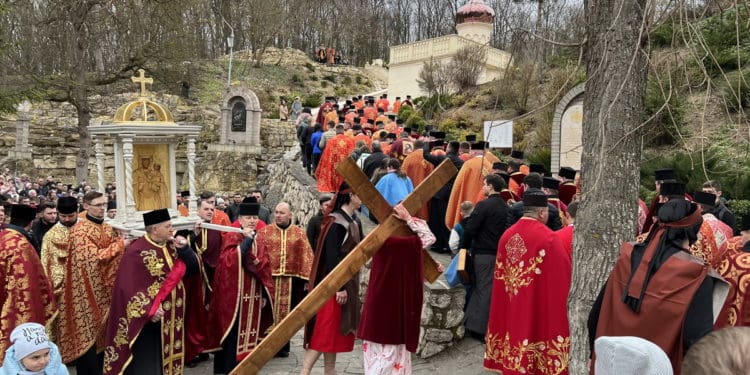 У Зарваниці “Хресна дорога” об’єднала тисячі вірних у молитві за Україну