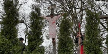 У Зарваниці “Хресна дорога” об’єднала тисячі вірних у молитві за Україну