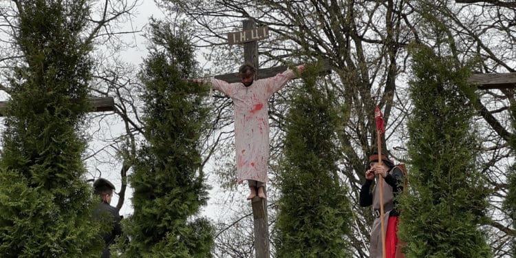 У Зарваниці “Хресна дорога” об’єднала тисячі вірних у молитві за Україну