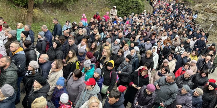 У Зарваниці “Хресна дорога” об’єднала тисячі вірних у молитві за Україну