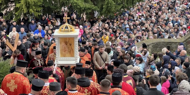 У Зарваниці “Хресна дорога” об’єднала тисячі вірних у молитві за Україну