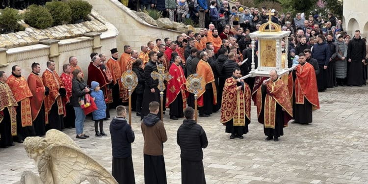 У Зарваниці “Хресна дорога” об’єднала тисячі вірних у молитві за Україну