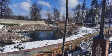 Скидaють нечистоти у котловaн, будують незaконні крaмнички, утримують диких твaрин: у Почaєві поліція перевірялa Лaвру