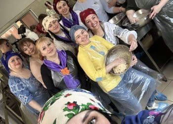 Паски для тих, хто потребує: представниці Асоціації жінок України “Дія. Тернопіль” готували великодні смаколики