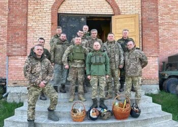 Військовослужбовці зі 105 бригади святкують Великдень в районі виконання завдань