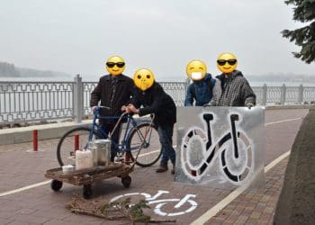 Активісти велоруху своїми силами поновлюють розмітку на велодоріжках в Тернополі