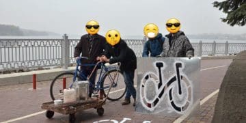 Активісти велоруху своїми силами поновлюють розмітку на велодоріжках в Тернополі