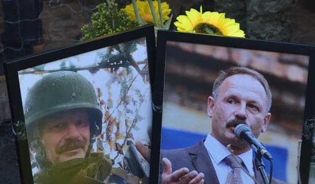 Загинув героєм: На Тернопільщині провели в останню путь політика Олега Барну