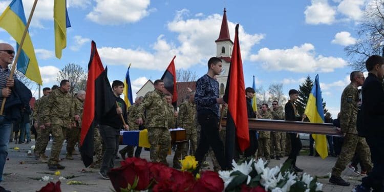 Загинув героєм: На Тернопільщині провели в останню путь політика Олега Барну