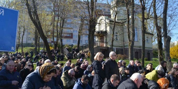 Загинув героєм: На Тернопільщині провели в останню путь політика Олега Барну