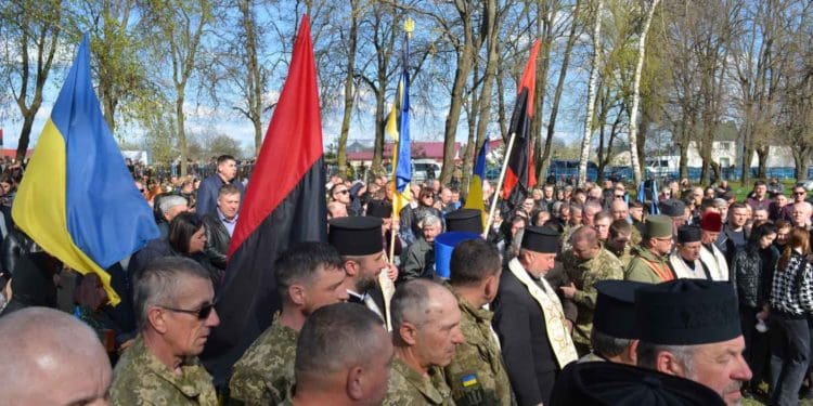 Загинув героєм: На Тернопільщині провели в останню путь політика Олега Барну