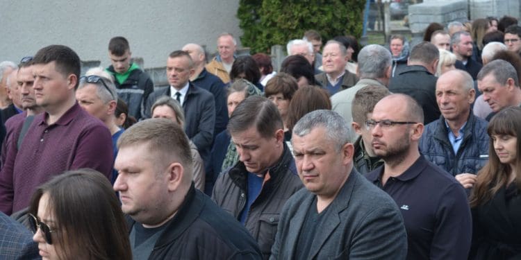 Загинув героєм: На Тернопільщині провели в останню путь політика Олега Барну