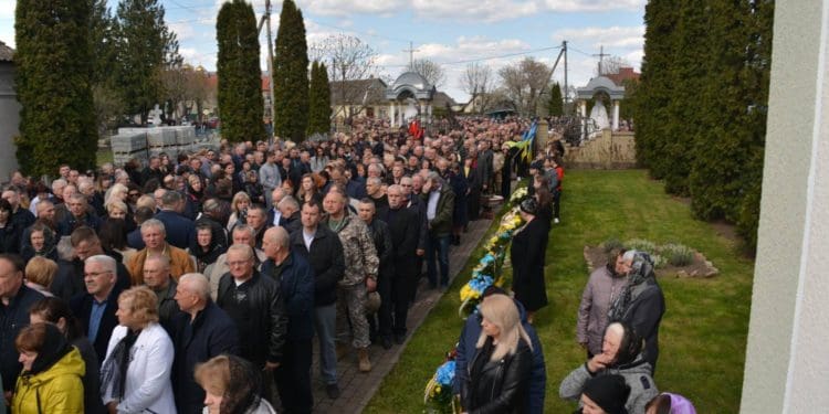 Загинув героєм: На Тернопільщині провели в останню путь політика Олега Барну