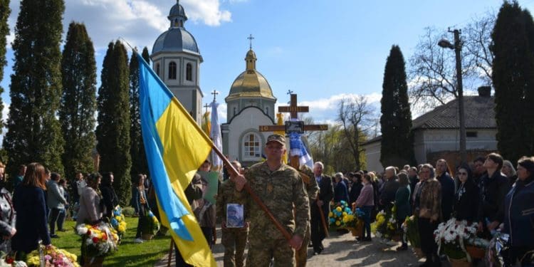 Загинув героєм: На Тернопільщині провели в останню путь політика Олега Барну
