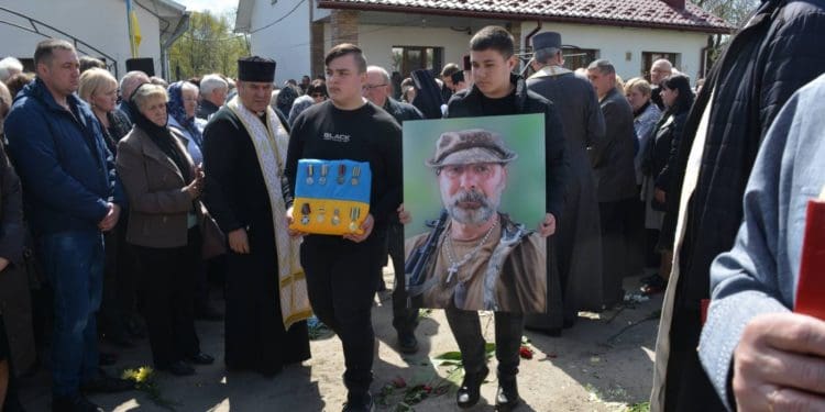 Загинув героєм: На Тернопільщині провели в останню путь політика Олега Барну