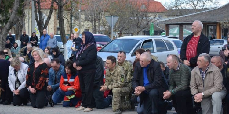 Загинув героєм: На Тернопільщині провели в останню путь політика Олега Барну