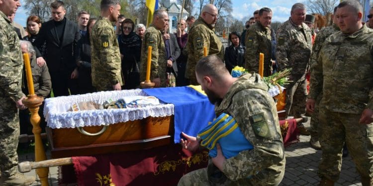 Загинув героєм: На Тернопільщині провели в останню путь політика Олега Барну