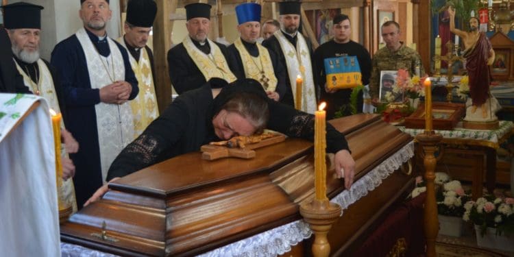 Загинув героєм: На Тернопільщині провели в останню путь політика Олега Барну