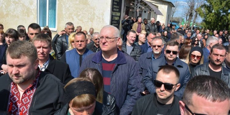 Загинув героєм: На Тернопільщині провели в останню путь політика Олега Барну