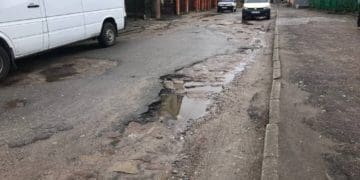 Дорога в Тернополі в критичному стані: жителі зареєстрували петицію