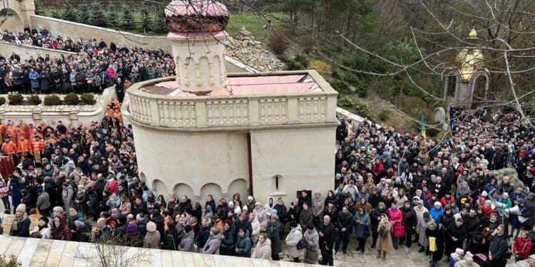 У Зарваниці “Хресна дорога” об’єднала тисячі вірних у молитві за Україну