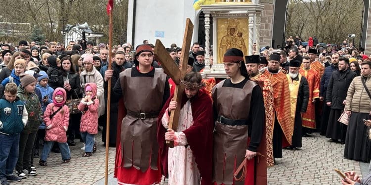 У Зарваниці “Хресна дорога” об’єднала тисячі вірних у молитві за Україну