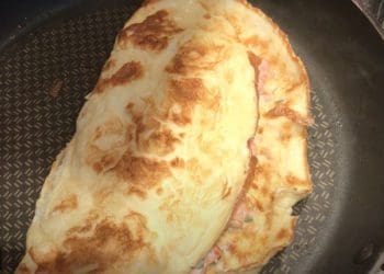 Рецепт смаженого омлета з ситною начинкою