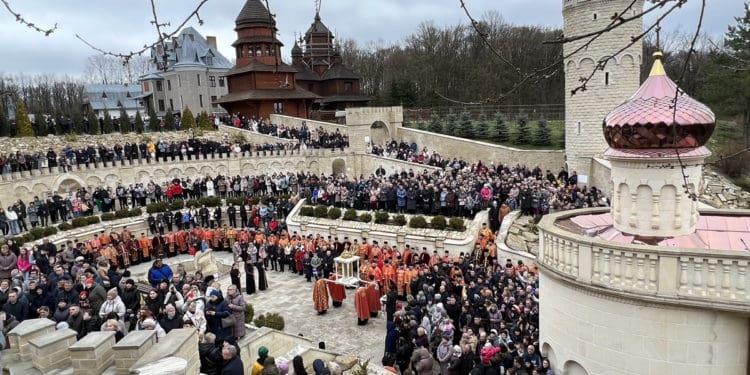У Зарваниці “Хресна дорога” об’єднала тисячі вірних у молитві за Україну