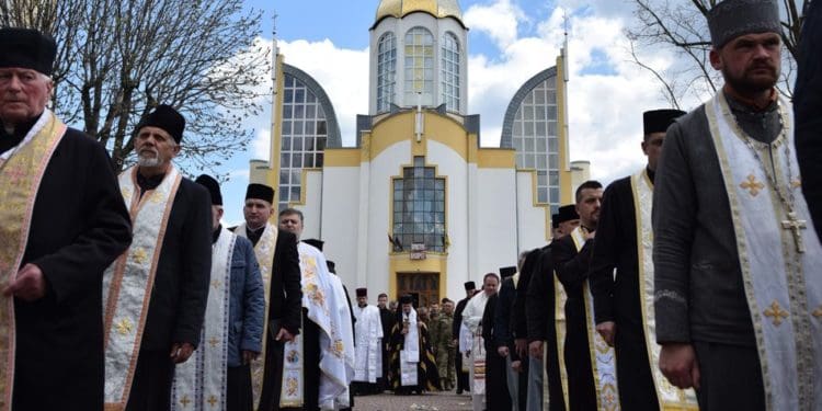 Загинув героєм: На Тернопільщині провели в останню путь політика Олега Барну