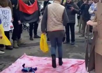 У Тернополі парафіянка московського патріархату вийшла з церкви та показала активістам “фак”