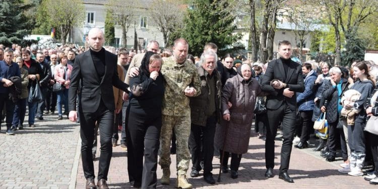Загинув героєм: На Тернопільщині провели в останню путь політика Олега Барну