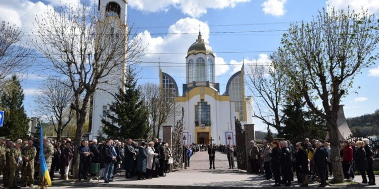 Загинув героєм: На Тернопільщині провели в останню путь політика Олега Барну