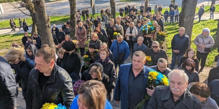 Загинув героєм: На Тернопільщині провели в останню путь політика Олега Барну