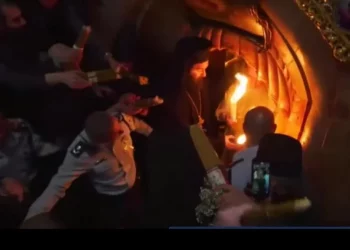 Благодатний вогонь, який зійшов вчора в Єрусалимі, уже привезли в Україну