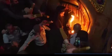 Благодатний вогонь, який зійшов вчора в Єрусалимі, уже привезли в Україну