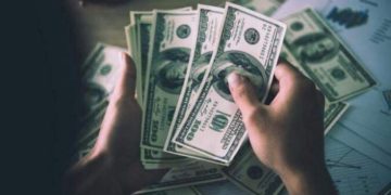 Посадовця держміграції на Тернопільщині, який після затримання зʼїв 200 доларів, посадили на 4 роки