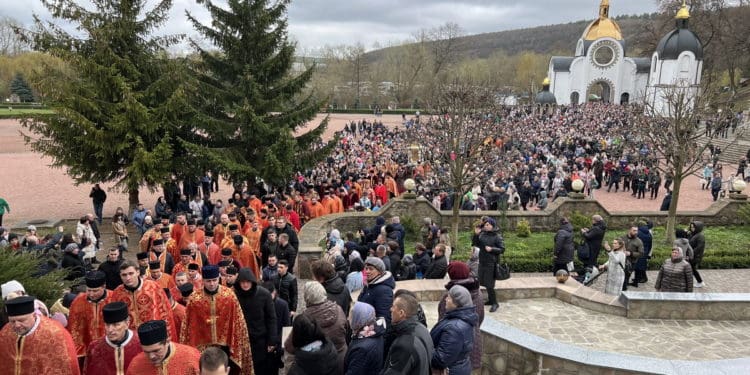 У Зарваниці “Хресна дорога” об’єднала тисячі вірних у молитві за Україну