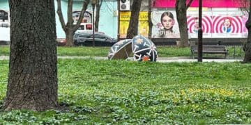 П’яний чоловік розбив велике пасхальне яйце в центрі Тернополя