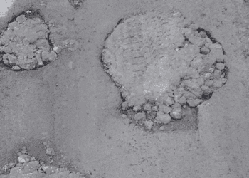 В Козовій нещодавно вибоїни залатали чим мали – каменем та болотом