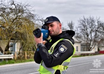 На Тернопіллі інспектори патрульної поліції контролюють дотримання водіями швидкісного режиму за допомогою TruCam