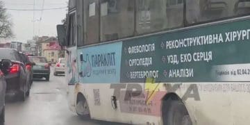 У Тернополі в маршрутки просто на ходу викрутило колесо