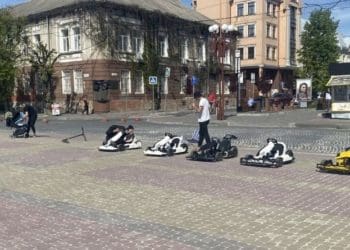 На Театральному майдані дитина на машинці збила бабцю. Потерпіла у лікарні