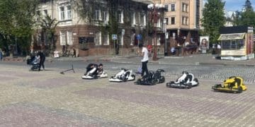 На Театральному майдані дитина на машинці збила бабцю. Потерпіла у лікарні