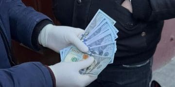 Допомагала ухилянту виїхати за кордон: солідний хабар отримала спеціалістка міграційної служби Тернопільщини