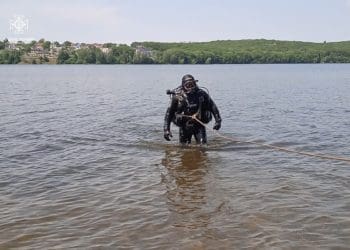 Дно Тернопільського ставу чистять рятувальники