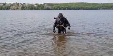 Дно Тернопільського ставу чистять рятувальники