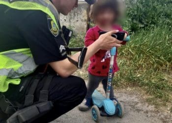 На вулиці у Тернополі виявили маленьку дитину, яка гуляла сама